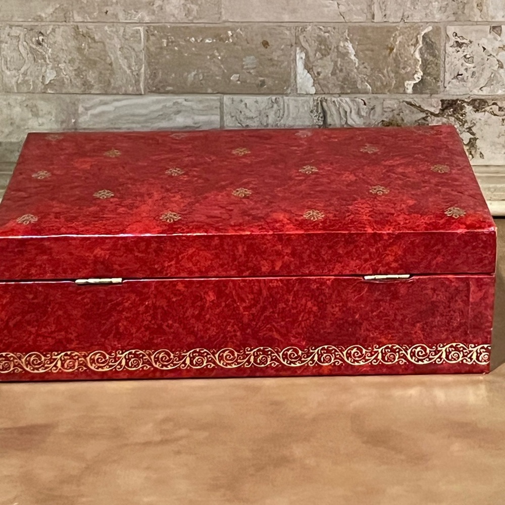Mele & Co. VNTG. Red 2 tiered jewelry Box with Gold Accents, good condition - Picture 6 of 9
